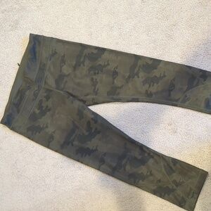 Cropped camo Lululemon leggings